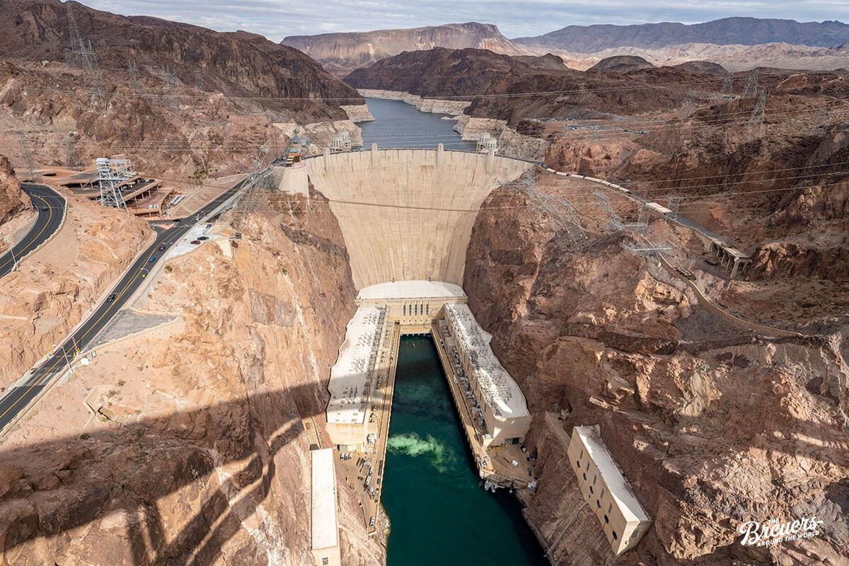 Blick auf den Hover Dam von der Mike O'Callaghan–Pat Tillman Memorial Bridge